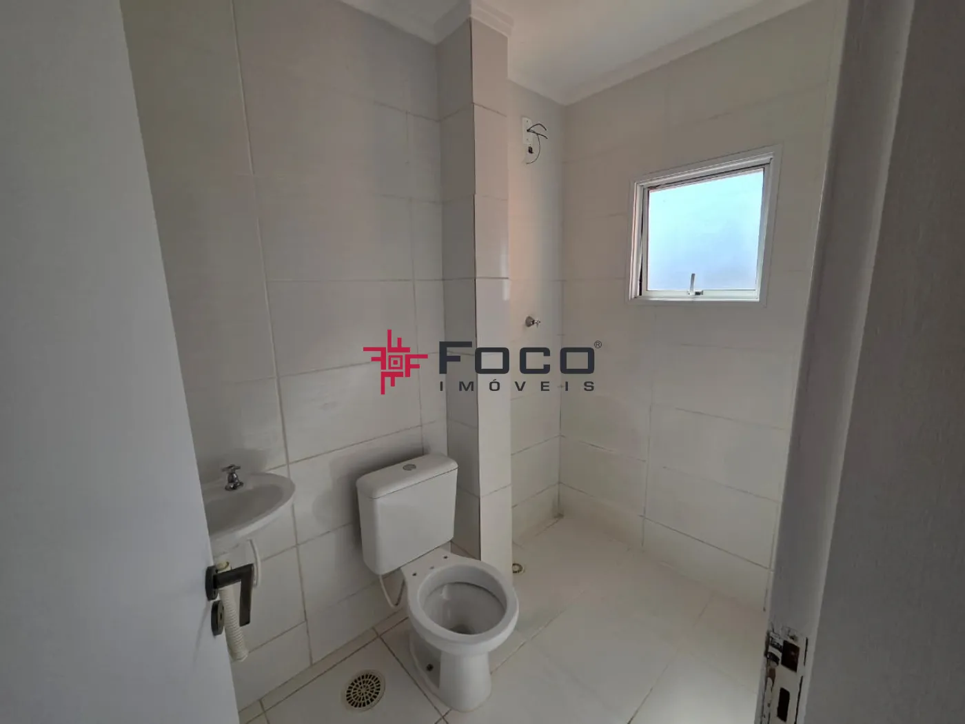 Alugar Casa / Condomínio em São José dos Campos R$ 2.200,00 - Foto 4